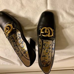 Gucci mid heel black leather pump with GG